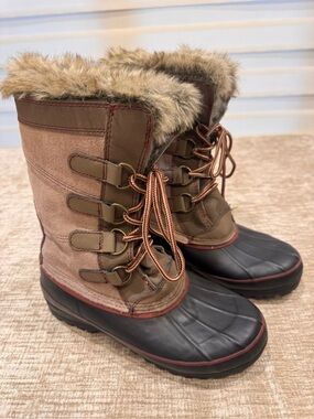 Khombu Women's Brown Faux-Fur Lined Winter Lace-Up Boots